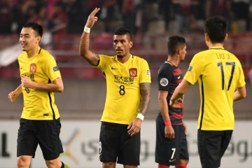 Le milieu de Guangzhou Evergrande (D1 chinoise), le Brésilien Paulinho (c), buteur face aux Japonais de Kashima Antlers en Ligue des champions d'Asie, le 30 mai 2017 à Kashima au Japon