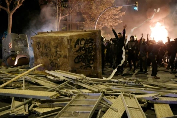 Des manifestants indépendantistes catalans érigents des barricades à Barcelone le 16 octobre 2019