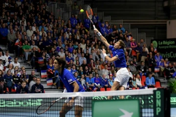 Nicolas Mahut smashe devant son coéquipier Pierre-Hugues Herbert pour l'équipe de France lors du double de Coupe Davis contre les Pays-Bas, le 3 février 2018 à Albertville