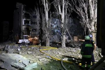Les pompiers à l'oeuvre près d'un immeuble endommagé par une frappe russe à Pokrovsk, en Ukraine, le 8 août 2023