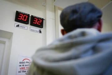 Pour Loïc (de dos), la salle de consommation de drogue à moindre risque ouverte à Strasbourg depuis l'automne à titre expérimental est devenue un point de repère.