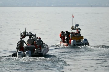 Des pompiers italiens quittent le port de Porticello, près de Palerme (Sicile) pour reprendre les recherches d'une dernière personne disparue le 23 août 2024, quatre jours après le naufrage du yacht de luxe Bayesian battant pavillon britannique.