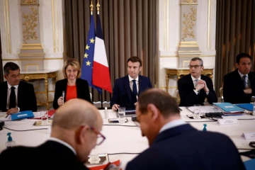 Le président Emmanuel Macron (c) lors d'un conseil de défense sur la situation en Ukraine, le 28 février 2022 à l'Elysée, à Paris