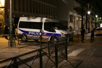 Enquêteurs de la police française après l'agression à l'arme blanche, dimanche 9 septembre 2018 à Paris.