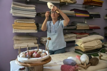 Emel Duman, propriétaire de la coopérature Apollon, fabrique du fil de soie, le 10 juillet 2023 à Antakya, en Turquie