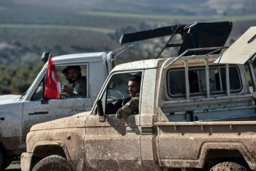 Des rebelles syriens pro-turcs avancent vers Kilis, à la frontière avec la Syrie, lors de l'offensive turque "Rameau d'olivier" contre les unités kurdes YPG, le 30 janvier 2018