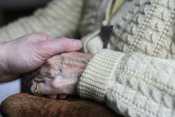 Une personne souffrant de la maladie d'Alzheimer avec un proche le 18 mars 2011 dans une maison de retraite de la région parisienne