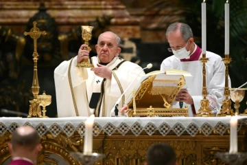 Le pape François célèbre la masse le 24 décembre 2020 à Saint Pierre de Rome