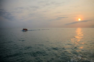Après des années d'errance, des semaines d'attente dans un camp insalubre sur la côte française, sept heures d'angoisse sur un pneumatique ballotté par les eaux, le Koweïtien Walid a réussi son pari: traverser la Manche. En mer, entre France et Grande-Bretagne, le 11 septembre 2020
