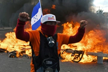 Un opposant hondurien proteste contre la réelection du président Juan Orlando Hernandez, le 27 janvier 2018 à Tegucigalpa