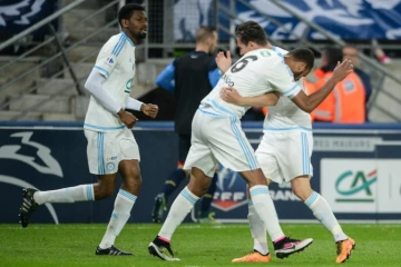 Le milieu de Marseille Florian Thauvin (à droite) se fait féliciter pour son but face à Sochaux en demi-finale de la Coupe de France, le 20 avril 2016 à Montbeliard