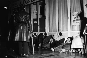 Des manifestants algériens arrêtés à Puteaux, à l'ouest de Paris, le 17 octobre 1961, pendant un rassemblement pacifique réprimé dans le sang, attendant, les mains sur la tête, d'être interrogés 