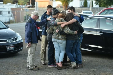 Des personnes prient lors d'une veillée en mémoire des victimes du tueur de Roseburg à Winston, dans l'Oregon, le 3 octobre 2015