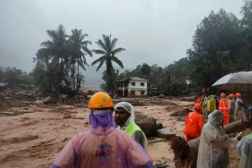 Une photographie publiée par l'agence indienne de gestion des catastrophes, prise le 30 juillet 2024, montrant ses secouristes à la recherche de victimes du glissement de terrain qui a fait au moins 25 morts dans l'Etat du Kerala, dans le sud du pays.