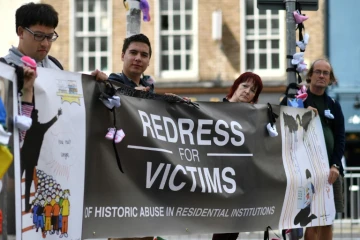 Des manifestants protestent à Dublin contre les abus commis par des ecclésiastiques dans le pays, à l'occasion de la visite du pape, le 25 août 2018
