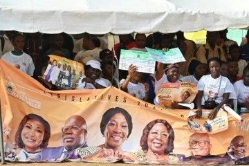 Des partisans du Rassemblement des houphouëtistes pour la démocratie et la paix (RHDP), parti du président ivoirien Alassane Ouattara, durant un meeting de campagne pour les législatives en Côte d'Ivoire, à Abidjan le 1er mars 2021