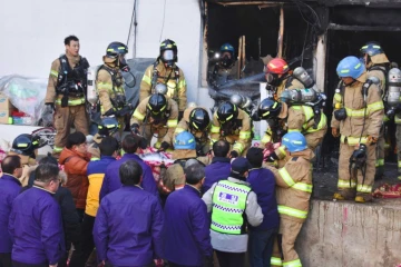 Des sauveteurs emportent des corps de victimes d'un incendie qui a fait une quarantaine de morts dans un hôpital de Myriang, en Corée du Sud, le 26 janvier 2018.