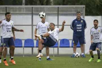 Le défenseur argentin Gabriel Mercado (c) contrôle le ballon lors d'une séance d'entraînement, le 19 juin 2018 à Bronnitsy