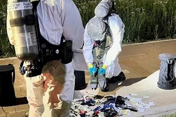 Photo diffusée par le ministère sud-coréen de la Défense, le 2 juin 2024, de militaires inspectant dans une rue de Séoul des objets considérés comme des déchets nord-coréens transportés par ballons