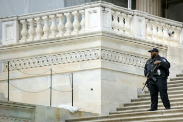 Un policier surveille le Capitole à Washington le 22 mars 2016