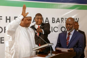 Adama Barrow lors de sa prestation de serment, le 19 janvier 2017 à l'ambassade de Gambie à Dakar