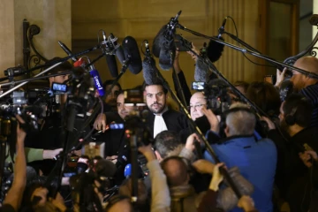 L'avocat Patrick Klugman (C) s'exprime devant les journalistes après le verdict rendu à l'encontre de Abdelkader Merah, au palais de Justice de Paris, le 2 novembre 2017