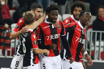 Adrien Tameze (c) félicité par ses coéquipiers niçois pour son but face à Zulte Waregem, le 23 novembre 2017 à l'Allianz Riviera