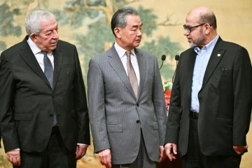 De gauche à droite: un envoyé du Fatah, Mahmoud Aloul, le chef de la diplomatie chinoise, Wang Yi, et un haut responsable du Hamas, Moussa Abou Marzouk, à Pékin, le 23 juillet 2024