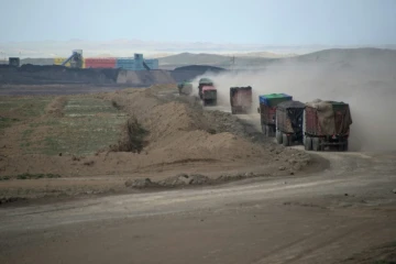 Des camions se rendent à la mine de Tavan Tolgoi, la plus grosse mine de charbon de Mongolie dans le désert de Gobi, le 26 juin 2016