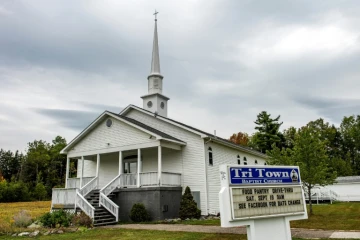 L'église baptiste de Tri-Town où a eu lieu début août un mariage auquel ont été reliés 7 morts et au moins 177 personnes infectées, photographiée ici en septembre 2020 à East Millinocket dans l'Etat américain du Maine 