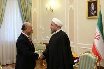 Photo publiée sur le site officiel de la présidence iranienne montrant le président iranien Hassan Rohani (d) rencontrant le chef de l'Agence internationale de l'énergie atomique Yukia Amano à Téhéran le 20 septembre 2015