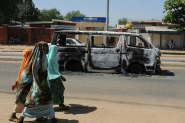 Un véhicule carbonisé dans une rue de Damaturu après un attentat, le 7 novembre 2011 au Nigeria