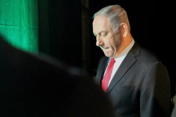 Le Premier ministre israélien Benjamin Netanyahu, accusé dans plusieurs affaires de corruption, quitte une conférence à Tel-Aviv, le 14 février 2018