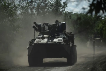 Des militaires ukrainiens à bord d'un blindé faisant route vers la ville de Bakhmout, dans  l'est du pays, le 1er juillet 2023 