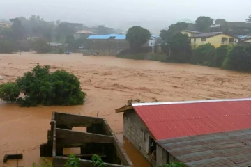 Photographie fournie par l'ONG "Society 4 climate change communication Sierra Leone", montrant des rues inondées à Regent, près de Freetown en Sierra Leone, le 14 août 2017