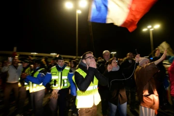 Les participants à un convoi anti-pass vaccinal en route vers Paris s'arrêtent à Chartres, le 11 février 2022
