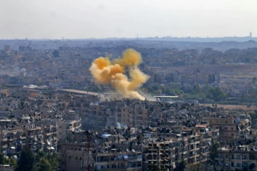 De la fumée s'élève d'un quartier tenu par le gouvernement syrien lors de combats contre les rebelles, le 20 octobre 2016 à Alep