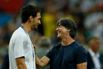 Le défenseur allemand Mats Hummels en conversation avec son entraîneur Joachim Löw lors du match face à la Suède le 23 juin lors du Mondial-2018 en Russie