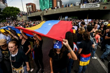 Des Vénézuelien rassemblés le 11 mai 2017 à Caracas après la mort de Miguel Castillo, 38e victime des manifestations