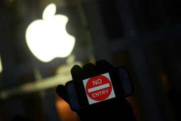 Un manifestant brandit un iPhone avec un symbole "Défense d'entrer", à New York, le 23 février 2016