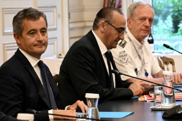 (g-d) Le ministre de l'Intérieur Gérald Darmanin, le préfet de police de Paris Laurent Nuñez et le directeur général de la police nationale Frédéric Veaux, lors d'une réunion place Beauvau, le 27 juillet 2023 à Paris