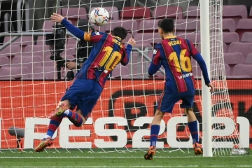 La star argentine Lionel Messi marque de la tête son 643e pour le Barça, contre Valence, le 19 décembre 2020 au Camp Nou de Barcelone  