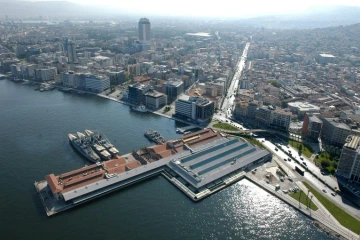 Vue aérienne de la ville d'Izmir le 11 août 2004 