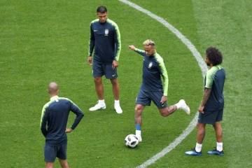 L'attaquant vedette du Brésil Neymar (c) contrôle le ballon lors d'une séance d'entraînement au stade de Saint-Pétersbourg, le 21 juin 2018  