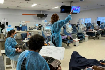 Les bandonéonistes Abril Farolini, Ramiro Hernández et la chanteuse Paola Larrama se produisent dans la salle de dialyse du Centre Diaverum pour patients rénaux, à Montevideo: le 17 juin 2022
