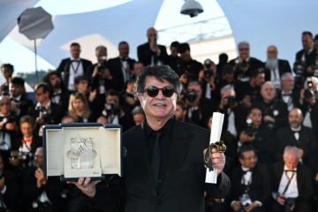 Le réalisateur iranien Jafar Panahi avec sa Palme d'or pour "Un simple accident", le 24 mai 2025 au festival de Cannes