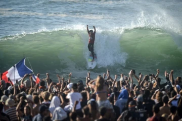 Le surfeur Jérémy Florès remporte pour la première fois de sa carrière à Hossegor, l'étape française du circuit mondial, le 11 octobre 2019