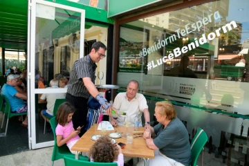 Pablo Gonzalez, propriétaire d'un restaurant à Benidorm, en Espagne, sert des clients le 7 juin 2022 