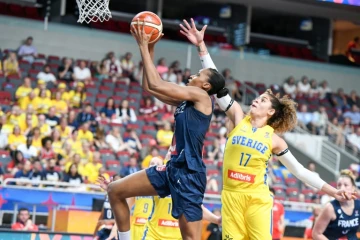 La Française Sandrine Gruda (g) lors de la victoire 71 à 65 sur la Suède lors de l'Euro le 30 juin 2019 à Riga