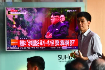 Des Sud-Coréens regardent à la télévision des images du leader nord-coréen Kim Jong-Un après le tir d'un 5e essai nucléaire de Pyongyang, le 9 septembre 2016 à Séoul